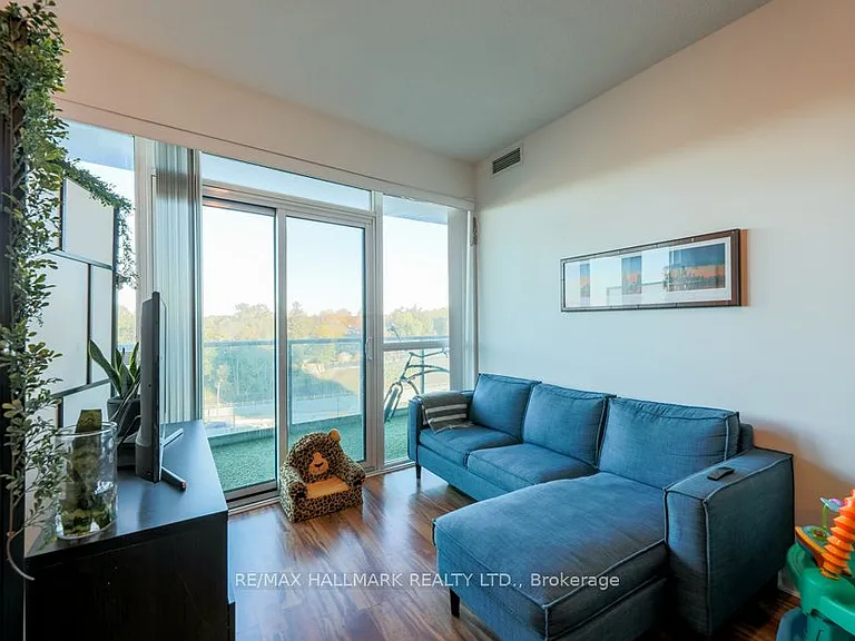 35 Brian Peck Cres #423 — Photo 7