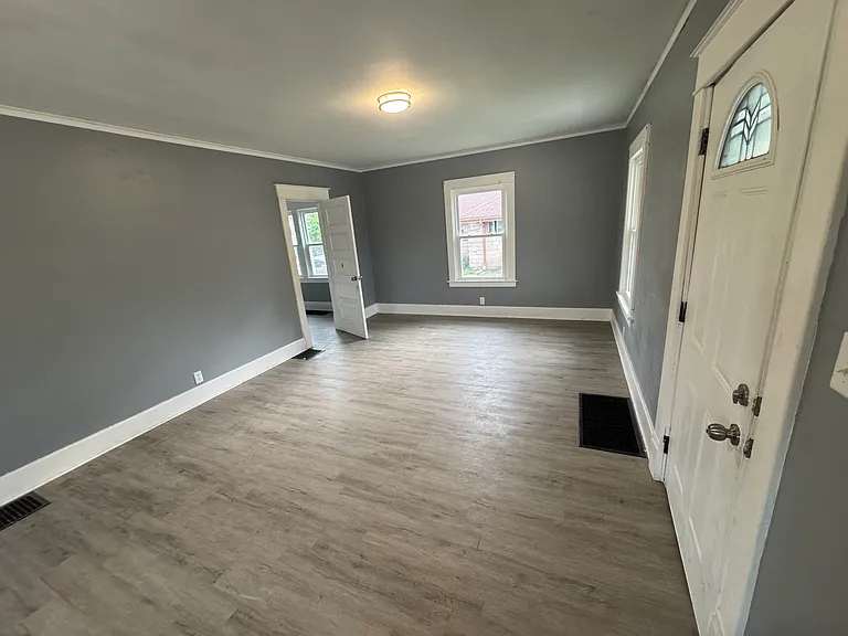 1145 E Walnut St — Photo 4