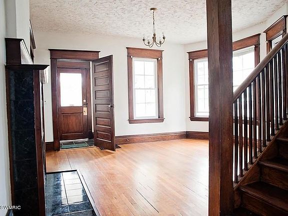 2nd image of 629 Parkwood St NE