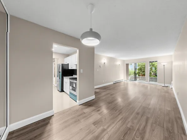9584 Manchester Dr #5, Burnaby, BC V3N 4R1