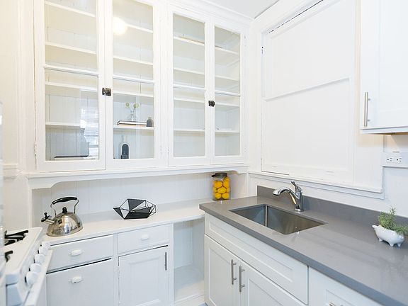 3rd image of 698 Bush St APT 200