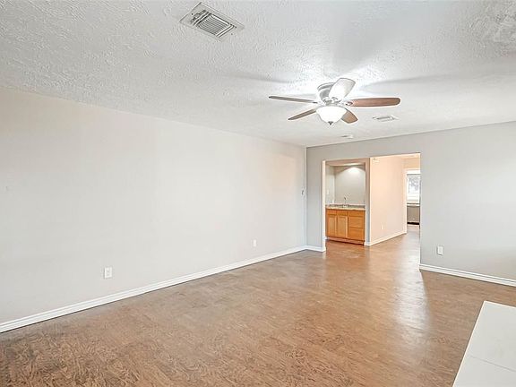 4th image of 222 Old Oaks St