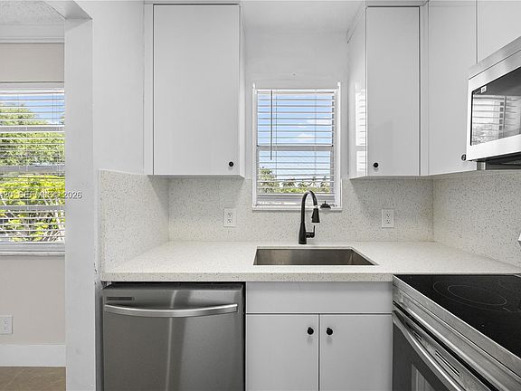 3rd image of 4933 Hollywood Blvd #202