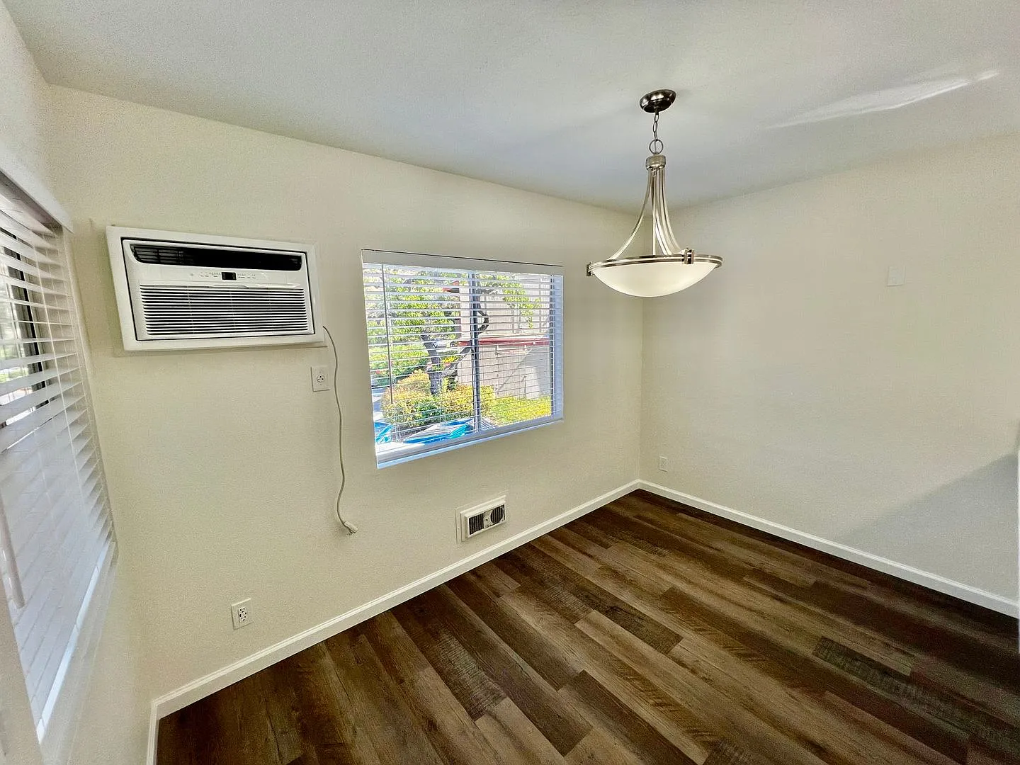 Beautifully remodeled 2 bedroom, 1.5 bathroom condo! — Photo 4