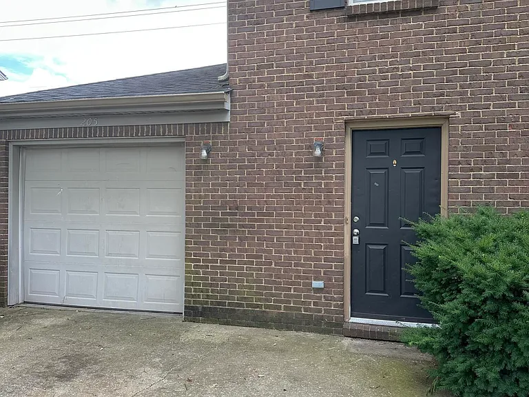 205 Tanbark Dr — Photo 1