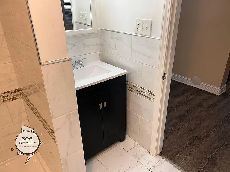 Great Two bed, One bath apartment in Cicero! — Photo 10