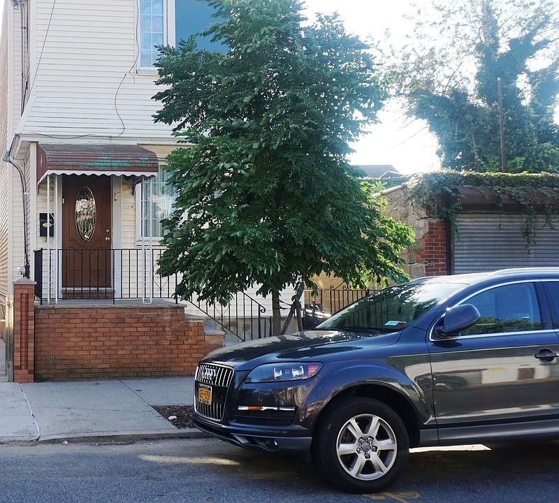 2nd image of 716 E 88th St