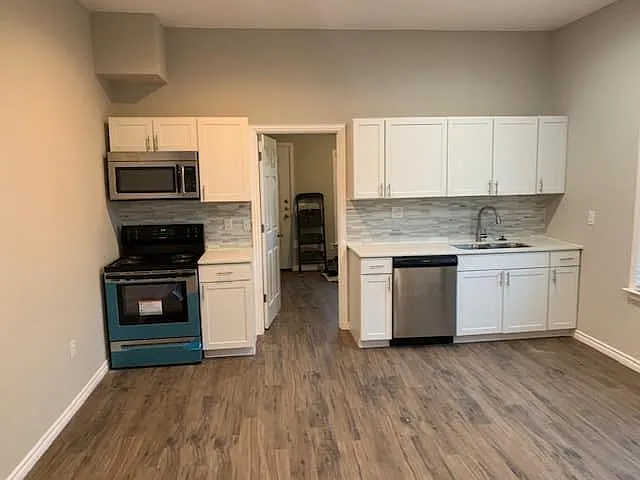 823 W Day St — Photo 2