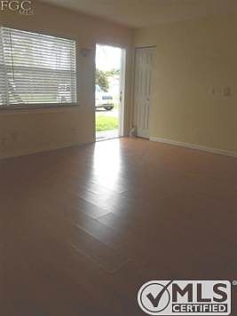 5th image of 913 Entrada Dr N