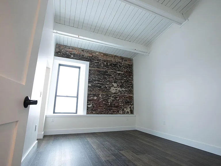 411 W Portage Ave #5 — Photo 8