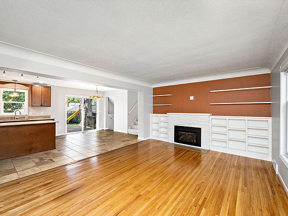 3rd image of 2800 32nd Ave NE
