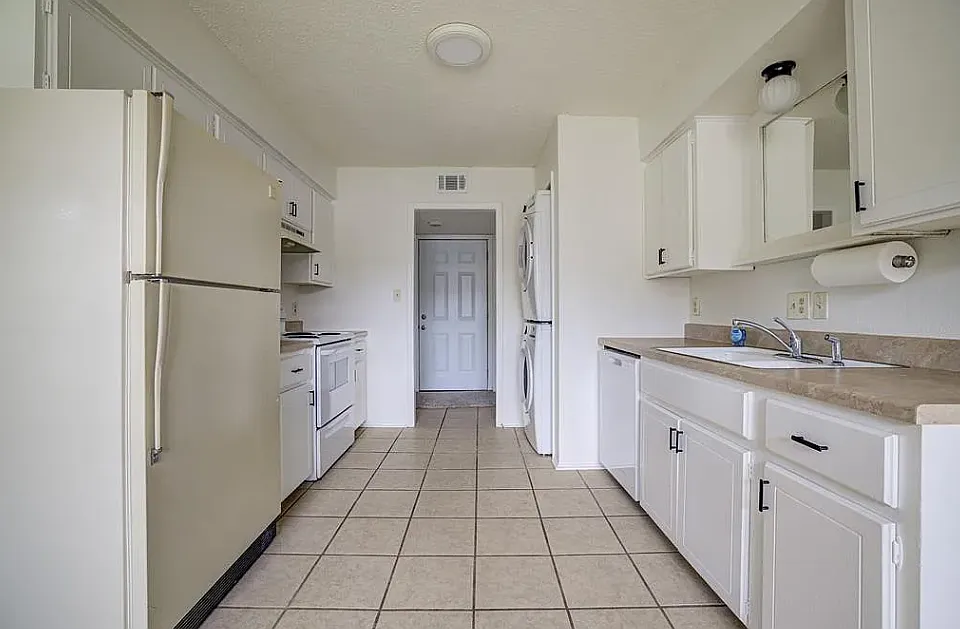 3 bed, 1200 sqft, $1,000 — Photo 2