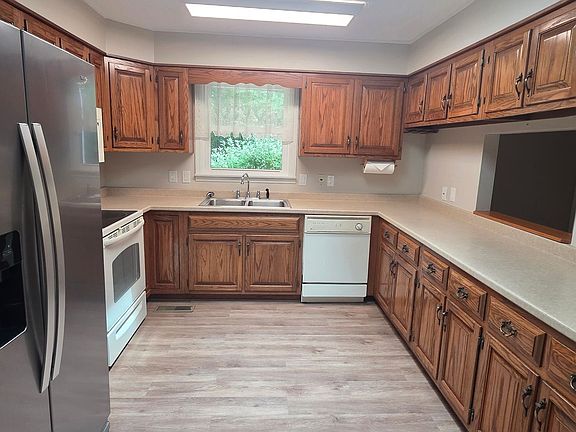 3rd image of 373 Lakeview Dr
