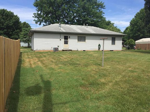 5th image of 104 S Basswood Ave