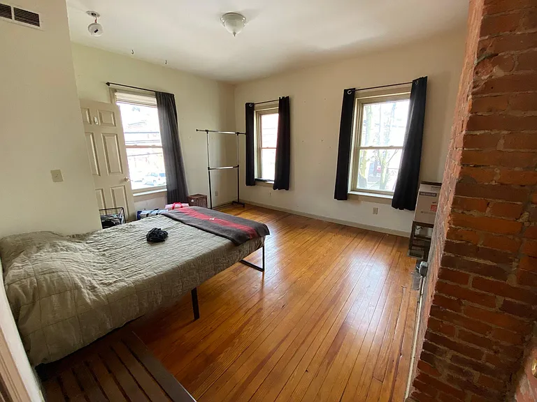 3631 Charlotte St — Photo 5