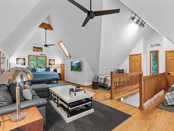 42nd image of 340 Parsons Shrs