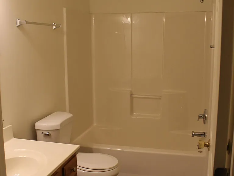 2nd floor full bathroom
