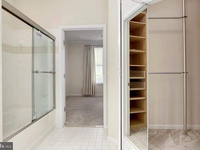 Bathroom/Walk-in Closet