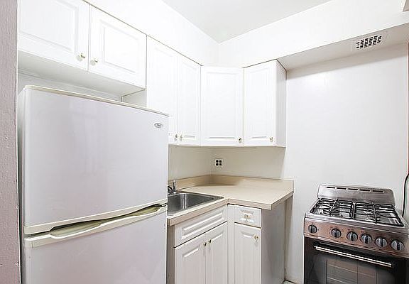 2nd image of 7 E 32nd St #8C