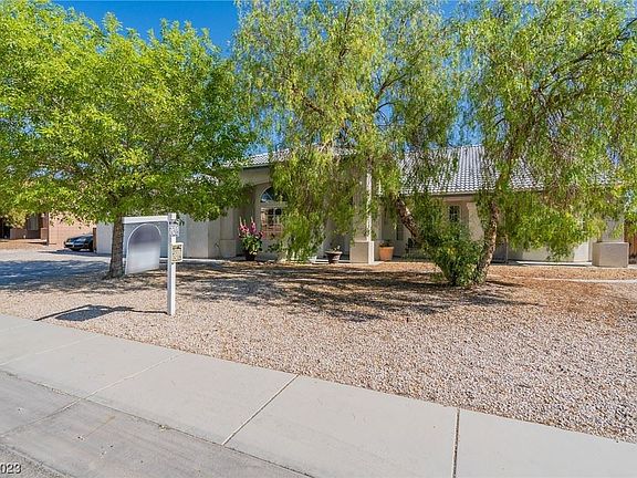 3rd image of 3611 Rose Dr