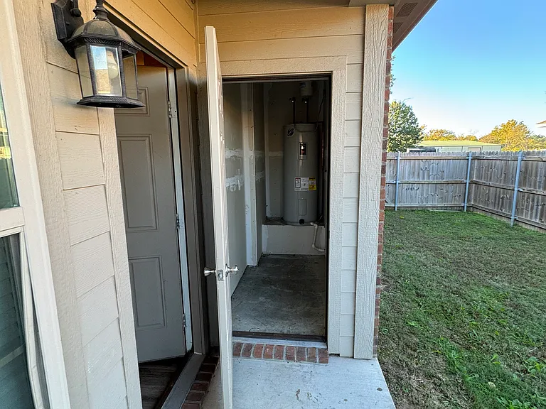 303 Janet St — Photo 16