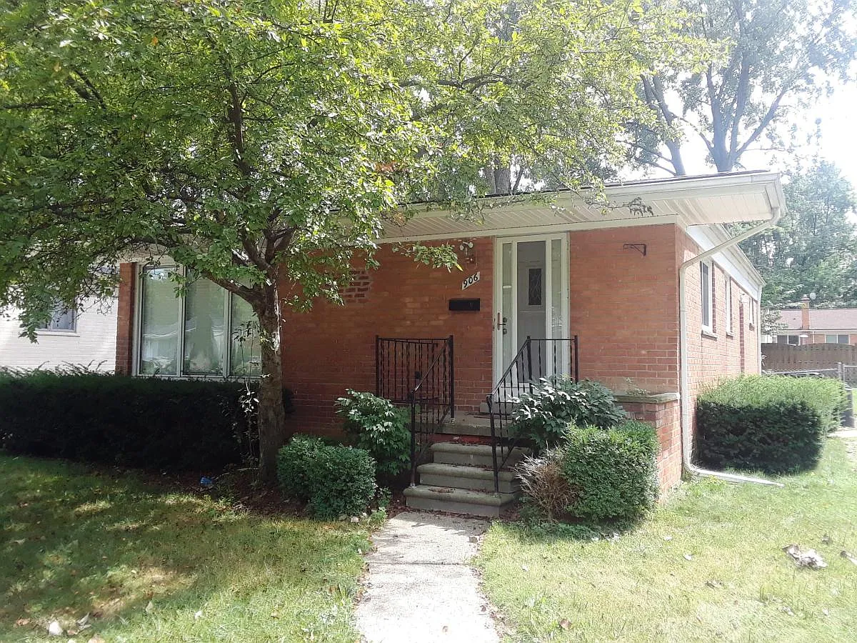 906 Woodlawn Ave photo 1