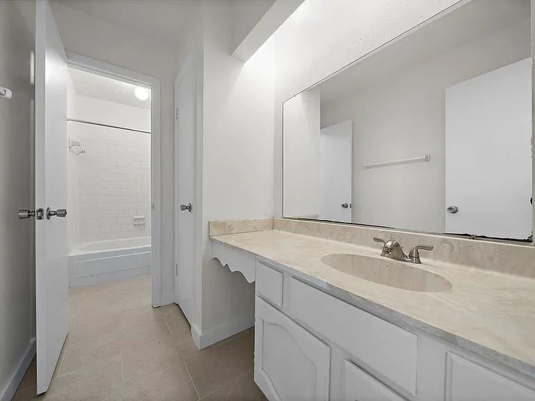 13815 Grosvenor St — Photo 17