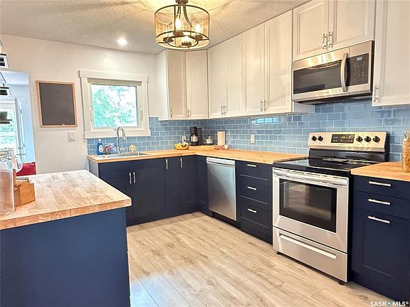 3rd image of 615 Windsor STREET