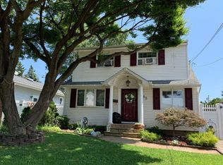 43 Moeller St, Hicksville, NY 11801
