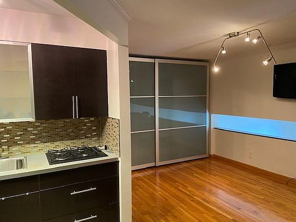 5th image of 175 Zoe St APT 5K