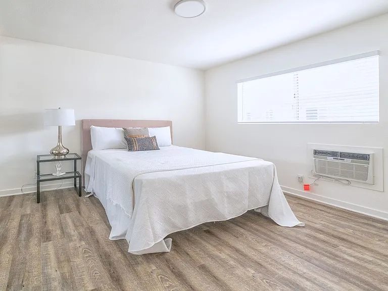 570 N Los Robles Ave — Photo 22