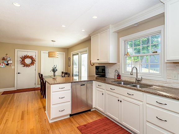 2nd image of 2221 McKinley Ct