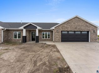 961 Thomas Dr, Centerville, SD 57014