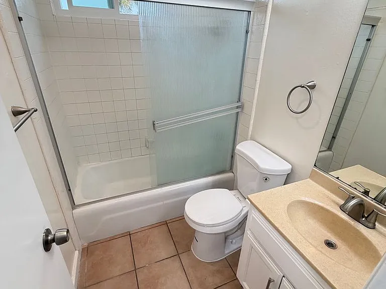 1133 Freeman Ave — Photo 4