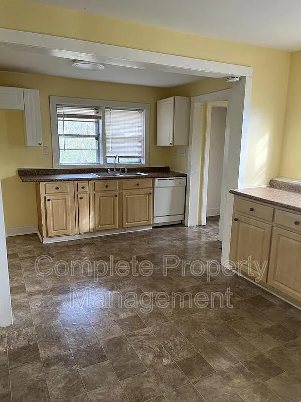 3 bed, 1.0 bath, 1232 sqft, $1,400 — Photo 3