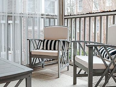 Private screened in porch!