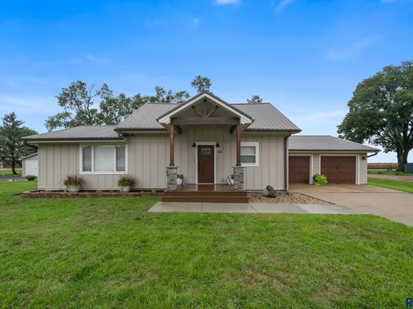 551 N 6th Ave, Canistota, SD 57012