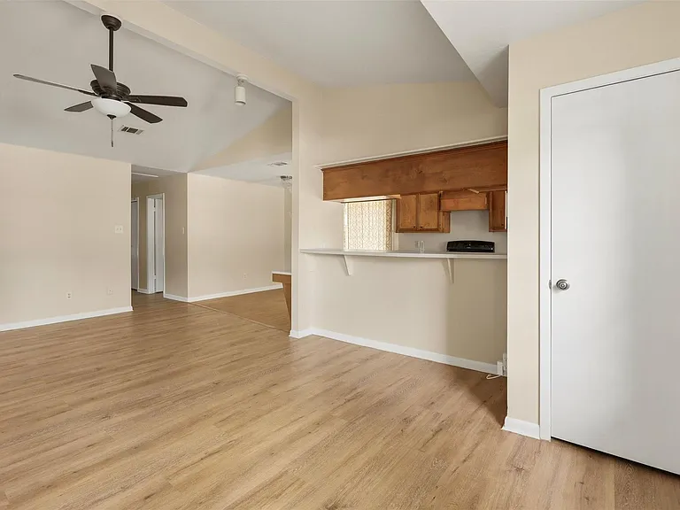 1712 Hazelwood St — Photo 4