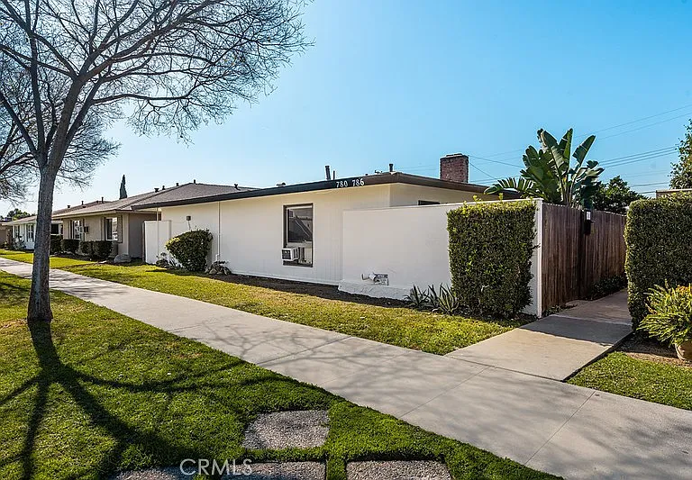 780 N Shattuck Pl — Photo 30