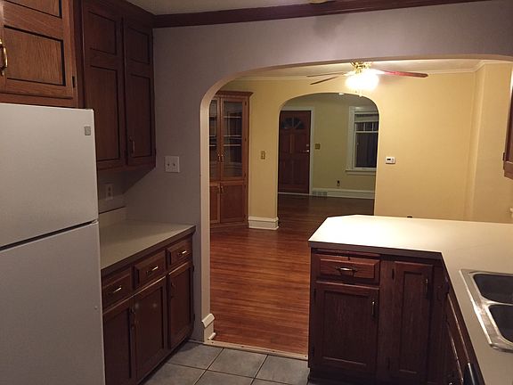 4th image of 810 E Wood St