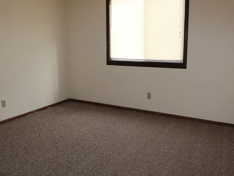 Windsor Crest Apartments — Photo 83