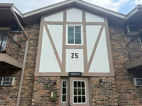 9S070 S Frontage Rd APT 102, Willowbrook, IL 60527