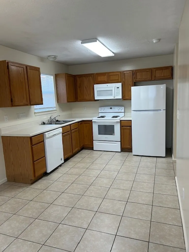 2 bed, 1.5 bath, 1394 sqft, $1,100 — Photo 4