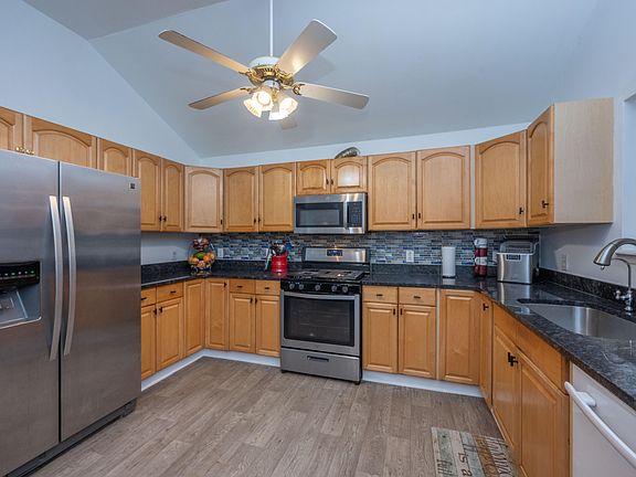 3rd image of 8134 Honeysuckle Lake Dr