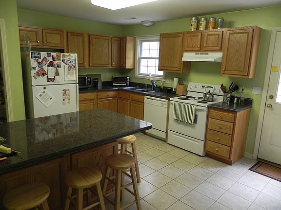 Large Kitchen w/pantry