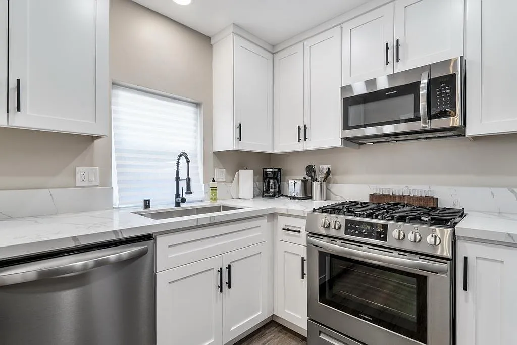 2 bed, 820 sqft, $3,200 — Photo 1