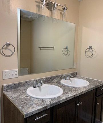 3rd image of 894 Crestline Dr
