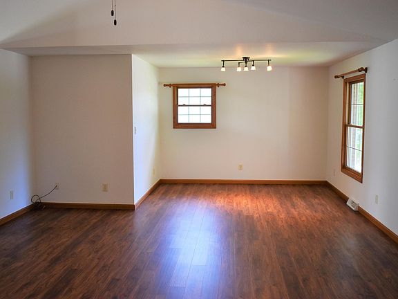 3rd image of 647 Troy Dr