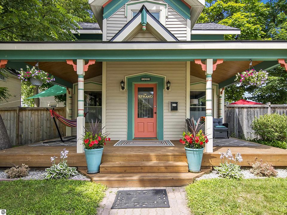 200 7th St, Traverse City, MI 49684 | MLS #1931891 | Zillow