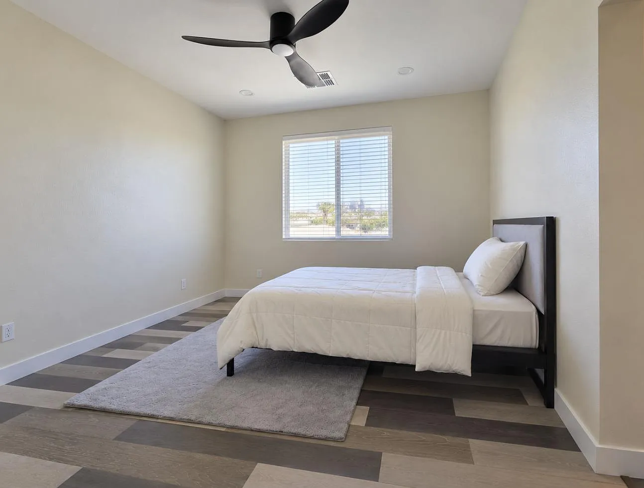 4 bed, 4.0 bath, 1200 sqft, $1,364 — Photo 1